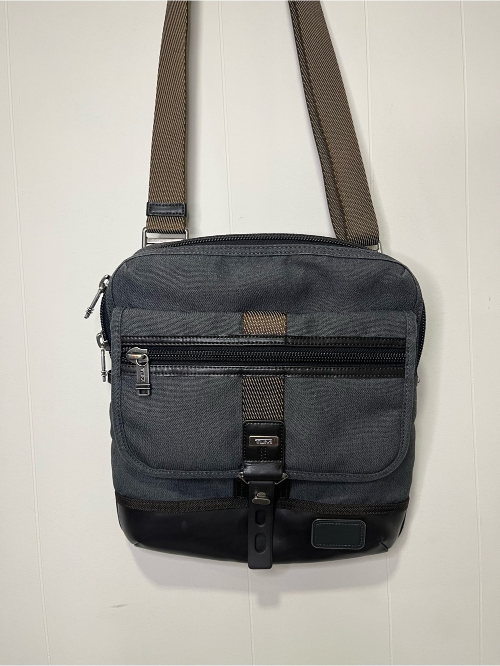 Tumi Alpha Bravo Annapolis Shoulder Bag Business Casual Leather Luxury Premium